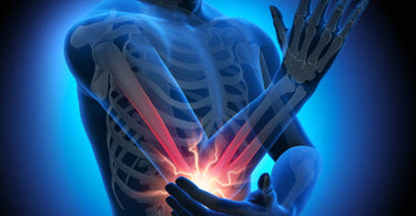 BEHANDLUNG EINES TENNISARM MIT EINER MASSAGEPISTOLE